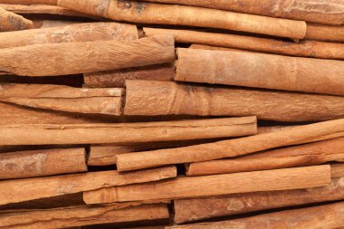 Çiğ Organik Tarçın Çubuklarının (Cinnamomum verum) üst görünümü zerdeçal renkli iplikle bağlanmış.