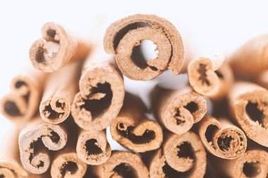 Çiğ Organik Tarçın Çubuklarının (Cinnamomum verum) üst görünümü zerdeçal renkli iplikle bağlanmış.