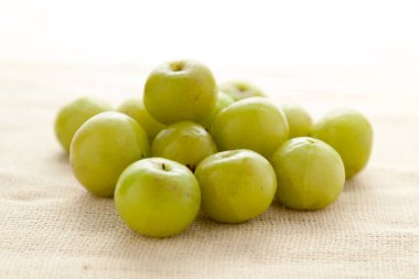 Hint Bektaşi üzümü ya da Amla (Phyllanthus emblica) jute mat üzerinde koleksiyonu.