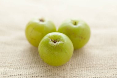 Hint Bektaşi üzümü ya da Amla (Phyllanthus emblica) jute mat üzerinde koleksiyonu.