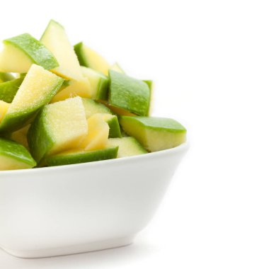 Mangifera indica 'da bulunan organik dilimlenmiş Hint mangosu. Beyaz arka planda izole edilmiş. Ön görünüm.