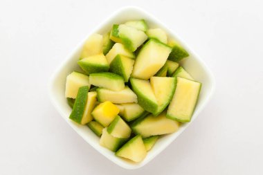 Mangifera indica 'da bulunan organik dilimlenmiş Hint mangosu. Beyaz arka planda izole edilmiş. Üst manzara..