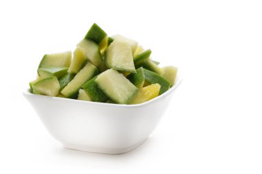 Organik Hint mangosu (Mangifera indica), beyaz kasede dilimlendi. Beyaz arka planda izole edilmiş. Ön görünüm.