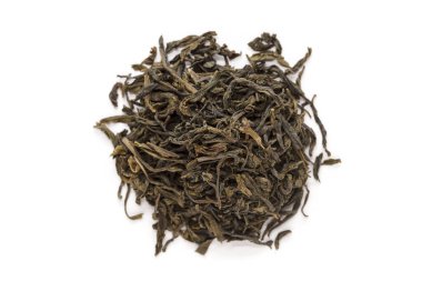 Kurumuş yeşil çay (Camellia sinensis) beyaz arka planda izole edilmiş uzun yapraklardır. Makro, kapat. Üst görünüm.