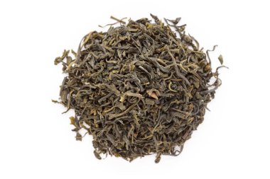 Kurumuş yeşil çay (Camellia sinensis) beyaz arka planda izole edilmiş uzun yapraklardır. Makro, kapat. Üst görünüm.
