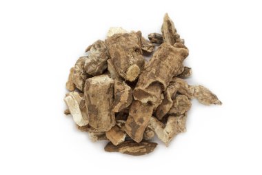 Beyaz arka planda izole edilmiş Hint jalap veya Nishodh (Operculina turpethum) organik kuru kabukları. Makro, kapat. Üst görünüm.