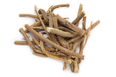 Beyaz arka planda izole edilmiş Hint jalap veya Nishodh (Operculina turpethum) organik kuru kabukları. Makro, kapat. Üst görünüm.