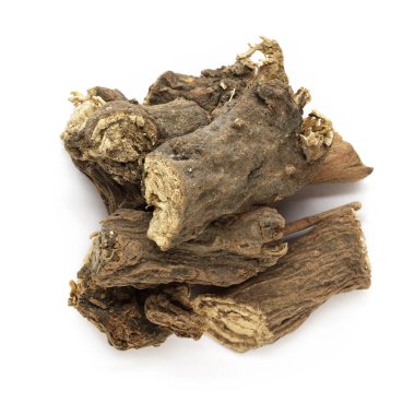 Beyaz arka planda izole edilmiş Hint jalap veya Nishodh (Operculina turpethum) organik kuru kabukları. Makro, kapat. Üst görünüm.