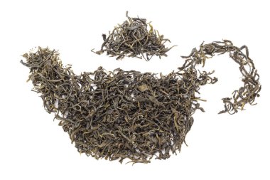 Çaydanlık, organik yeşil çaydan (Camellia sinensis) yapılmış, uzun kurumuş yapraklar. Beyaz arka planda izole edilmiş. Üst görünüm.