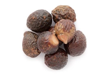 Organik Çin sabunu veya Reetha (Sapindus mukorossi) tohumları. Beyaz arka planda izole edilmiş. Makro, kapat. Üst görünüm.