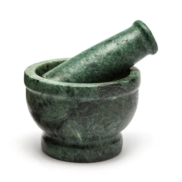Yeşil Mermer Harç Pestle 'a yakın çekim. Beyaz arkaplanda izole.