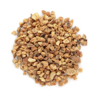 Organik Nutmeg (Myristica parfümleri) çay kesimi boyutunda. Beyaz arka planda izole edilmiş. Makro, kapat. Üst görünüm.