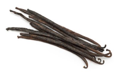 Beyaz arka planda izole edilmiş organik kuru vanilya çubukları (vanilya planifolia). Makro, kapat. Üst görünüm.