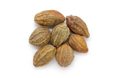 Beyaz arka planda organik kuru Harad (Terminalia chebula) izole edilmiştir. Makro, kapat. Üst görünüm.