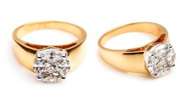 Altın ve Elmas yüzüklerin yakınında bir sürü elmas ve mücevher var. Beyaz arka planda izole edilmiş. Çoklu görünüm.