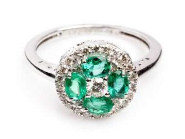 Güzel bir elmas yüzüğün yakınında bir sürü elmas ve mücevher var. Beyaz arkaplanda izole. 