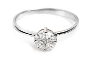 Güzel düğün ya da solitaire Diamond Ring 'in yakın plan çekimlerinde platin ya da beyaz altından yapılmış birçok elmas mücevher bulunur.