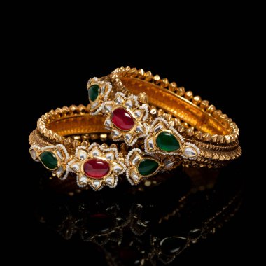 Altın bileziği kapat, siyah arkaplanda bir sürü elmas var..