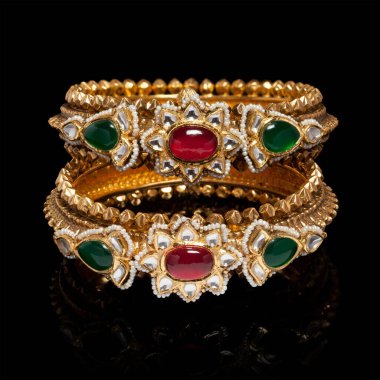 Altın bileziği kapat, siyah arkaplanda bir sürü elmas var..