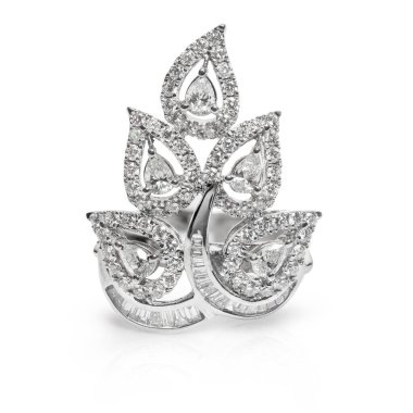 Güzel elmas yüzüğe yaklaş, beyaz arka planda bir sürü değerli Gemstone var.