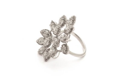 Güzel bir düğünün ya da solitaire elmas yüzüğünün yakın plan çekimi. Platin ya da beyaz altından yapılmış birçok elmas mücevher var.