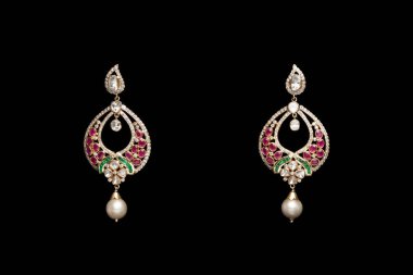 Siyah arkaplandan izole edilmiş elmaslı bir çift küpe.