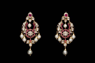 Siyah arkaplandan izole edilmiş elmaslı bir çift küpe.