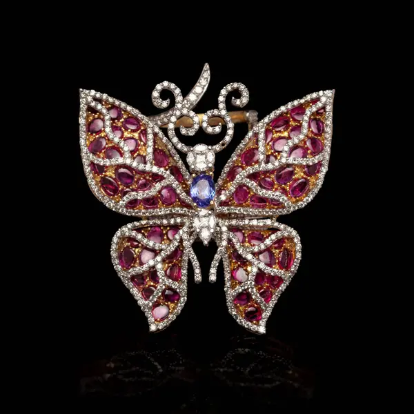 Güzel Kelebek şekline bürünmüş, siyah arkaplanda altın elmas bir yüzük..