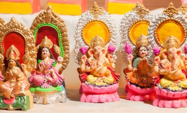 Renkli dekoratif Tanrıça Lakshmi ve Lord Ganesha Dewali 'de