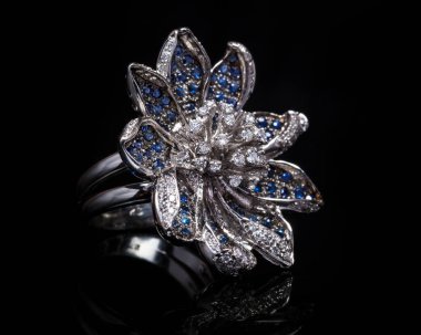 Elmas yüzüğün yakın plan üzerinde bir sürü elmas ve mücevher var.