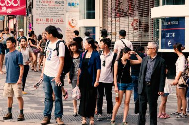İnsanlar otobüs bekliyor, Chungking Konakları, Nathan Yolu, Hong Kong, Çin,