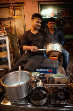 Hintli bir çay satıcısı Masala Chai (çay), Kanpur, Uttar Pradesh, Hindistan,