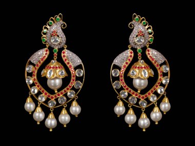 Bir çift elmas ve inci küpe ve siyah arka planda izole edilmiş elmaslar.