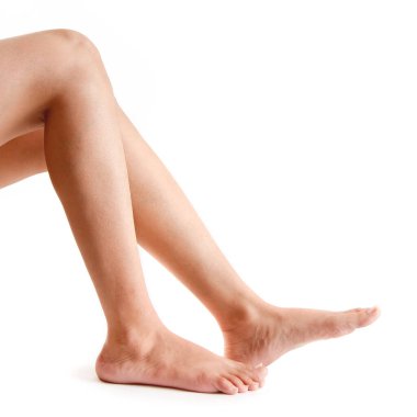 Beyaz arka planda izole edilmiş pedikür sonrası sağlıklı ayakları olan güzel, seksi bir Hintli kadının bacakları.