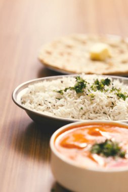 Lezzetli bir yemeğe yakın. Tereyağlı Paneer, buharda pişmiş pirinç ve Chapati.