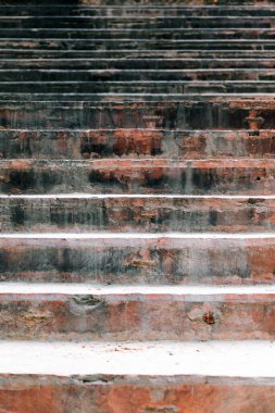 Eski bir tapınağın eski kırmızı merdivenleri.