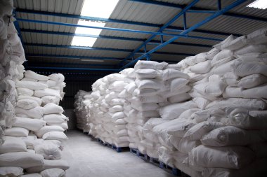 Depoda kuru süt torbası koleksiyonu