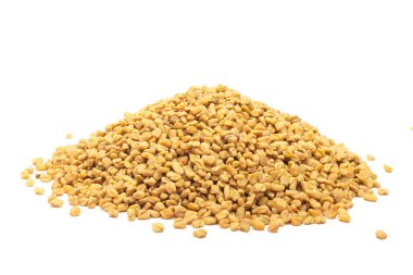 Organik Çemen yığını (Trigonella foenum-graecum) beyaz arka plan üzerinde izole