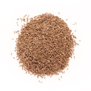 Beyaz arka planda izole organik kimyon tohumu (Kimyon cyminum) üst görünümü.