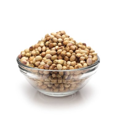 Beyaz arka planda izole cam kase Organik Kurutulmuş kişniş tohumları (Coriandrum sativum) Ön görünümü.