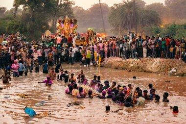 Ganj Nehri 'nde Hindu Tanrısı Idol Ganesh Batırma (Ganpati Visharjan) Ritüeli, 27 Eylül 2015, Kanpur, INDIA