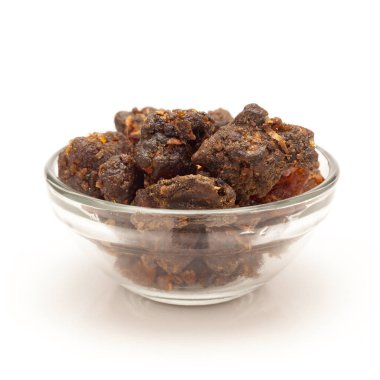 Organik Hint bdellium veya Guggul reçine ön görünümü (Commiphora wightii) cam kase beyaz arka plan üzerinde izole.