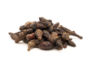 Organik Chebulic Myrobalan veya Choti Harad (Terminalia chebula) beyaz arka plan üzerinde izole Kazık.