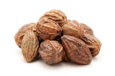 Organik Mürekkep Veya Harr (Terminalia chebula) beyaz arka plan üzerinde izole kazık.