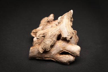Koyu arka planda Organik Kurutulmuş Zencefil kökü veya Sonth (Zingiber officinale) Kazık.