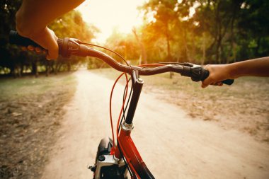 Sabah dağ bisikleti gidon bir adamın elleri.