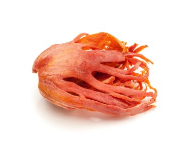 Beyaz arka planda izole edilmiş organik bir biber gazı veya jayitri 'nin (Myristica parfümleri) makro yakın çekimi.