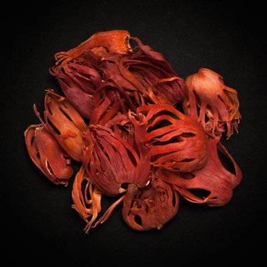 Koyu arka plan üzerinde izole Organik Mace veya jayitri (Myristica fragrans) üst görünümü.