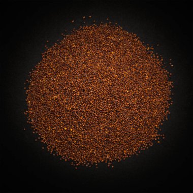 Organik Küçük Kahverengi Hardal Tohumu Üst görünümü (Brassica juncea) koyu arka plan üzerinde izole.