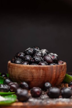 Hint Ayurvedic medikal taze organik meyve jamun (Syzygium Cumini) ya da kabuklu siyah erik, yarısı kesilmiş meyve, beyaz arka planda izole. 